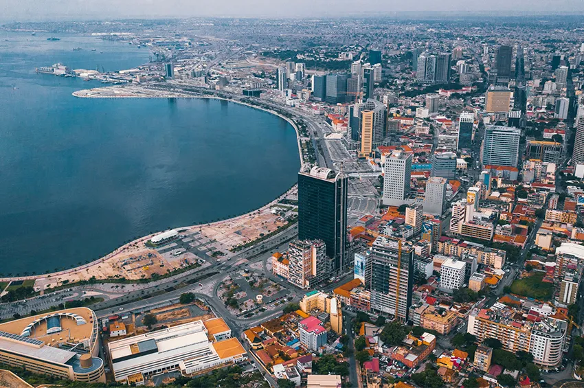 Vista aérea da baía e do centro financeiro de Luanda